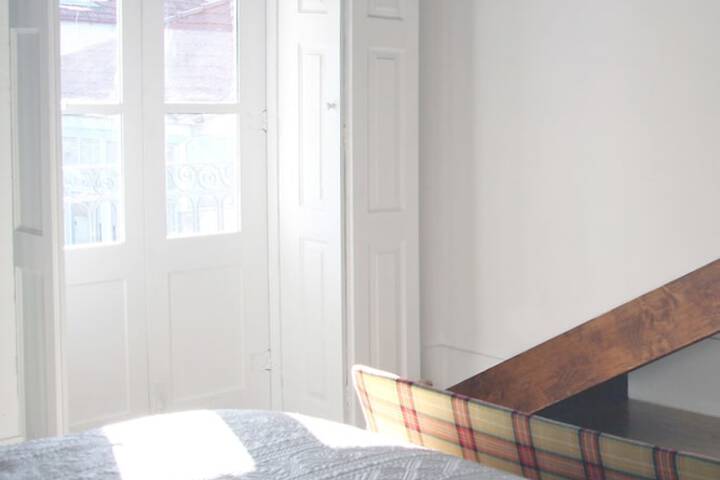Room 8 of 300