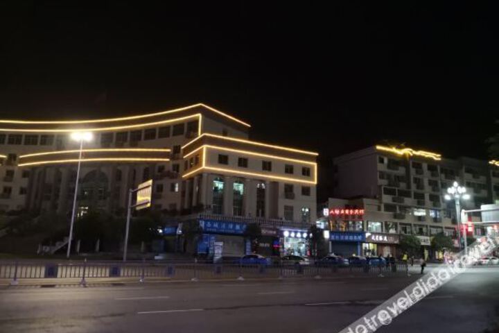Big Turntable Hotel of Fushun County