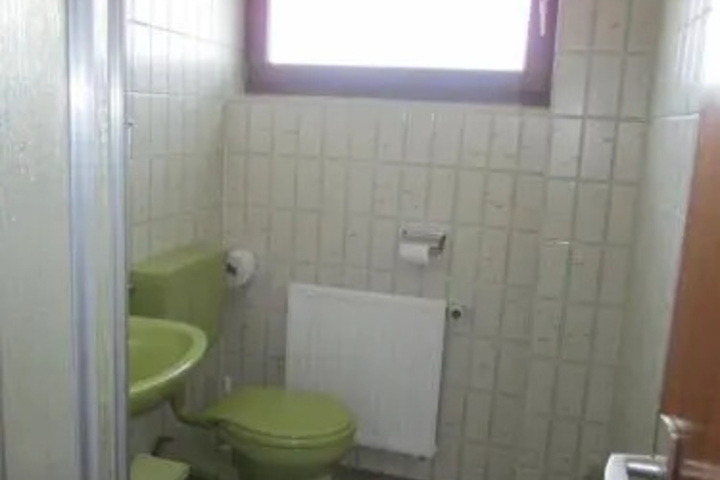 Room 10 of 28