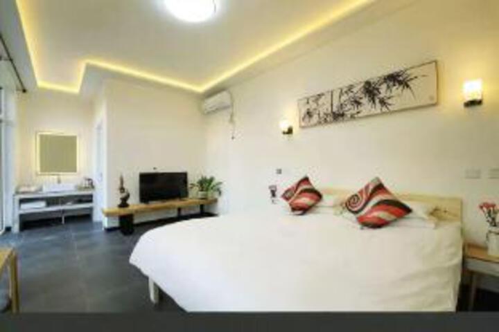 Room 8 of 9