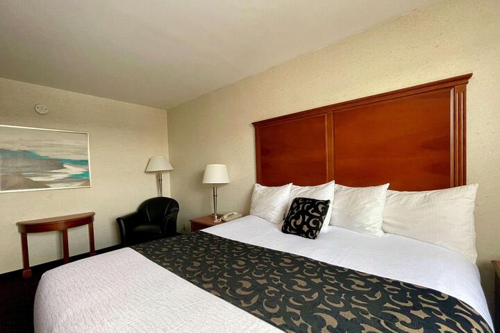 1 King Bed Microwave and Refrigerator WiFi Full Breakfast (14 of 15)