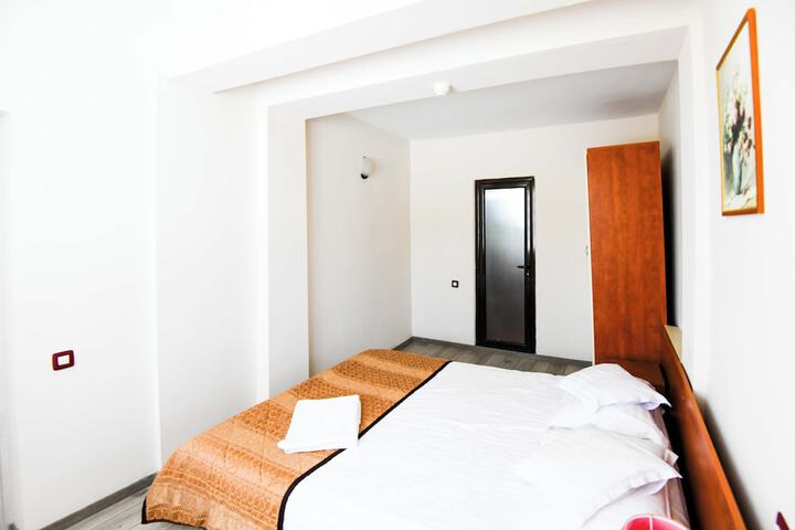 Room 9 of 28