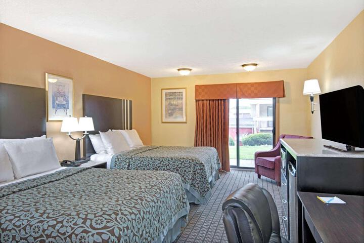 1 Queen Bed (15 of 16)
