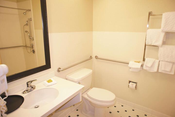 2 Double Beds Accessible (5 of 6)