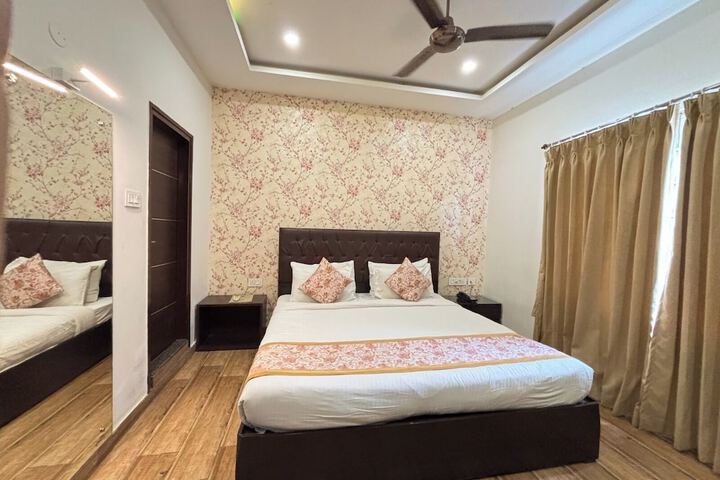 Room 7 of 32