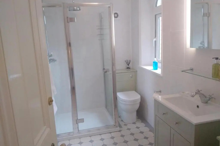 Room 6 of 10