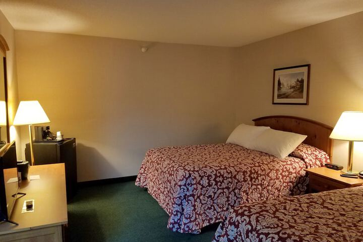 Deluxe 2 Queen Beds (1 of 15)