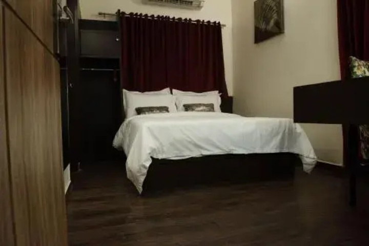 Room 4 of 14