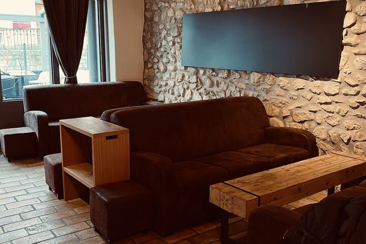 Lounge 13 of 16