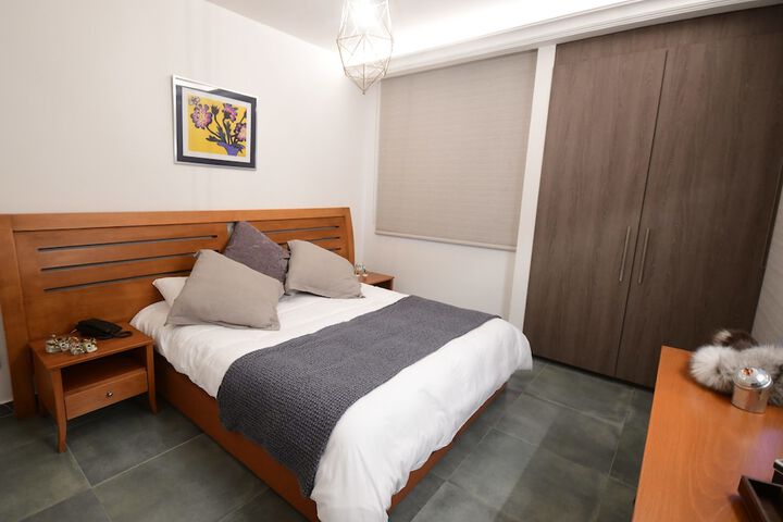 Room 9 of 28