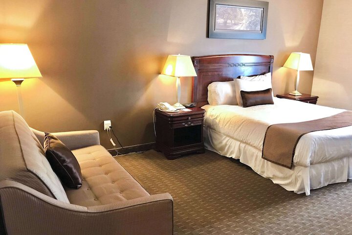 1 Queen Bed (11 of 16)