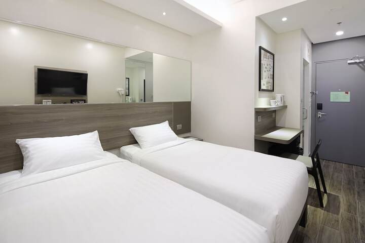 Room 9 of 32