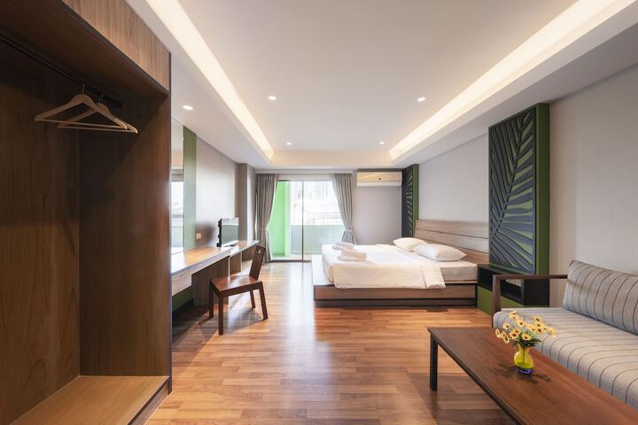 Room 12 of 80
