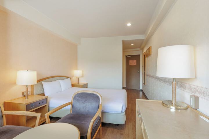 Room 9 of 90