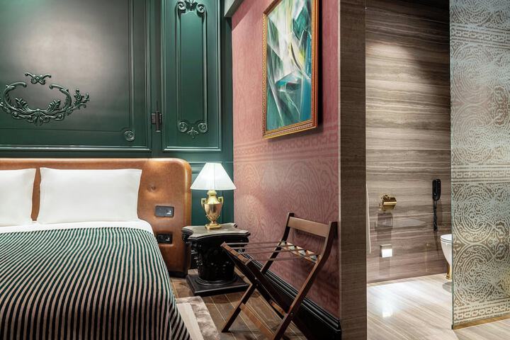 Room 46 of 100