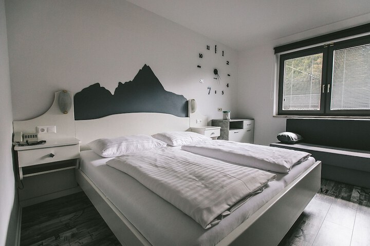 Room 16 of 99