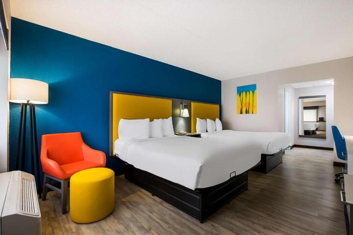 2 Queen Beds High Speed Internet Accessible Microwave and Refrigerator, Coffee Maker Iron and Ironing Board Hairdryer Continental Breakfast (8 of 15)
