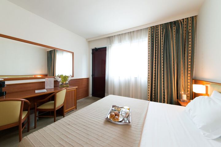 Room 12 of 33