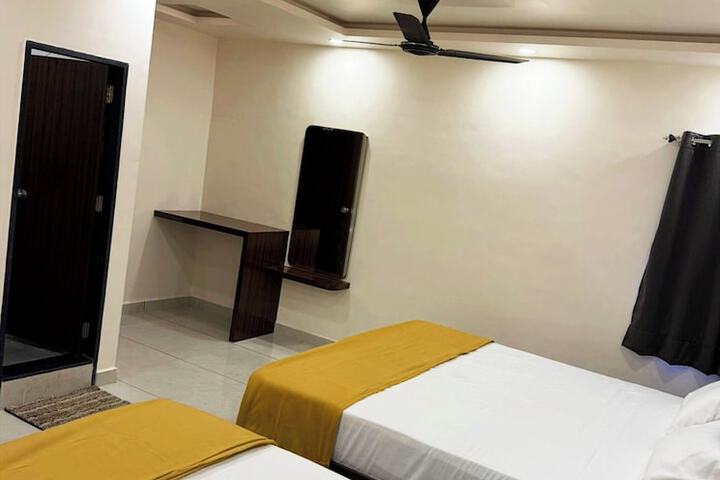 Room 6 of 13
