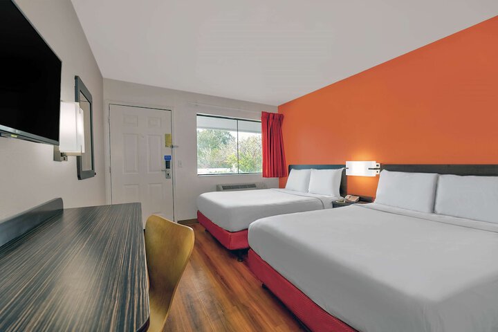 1 Double Bed Accessible (8 of 9)
