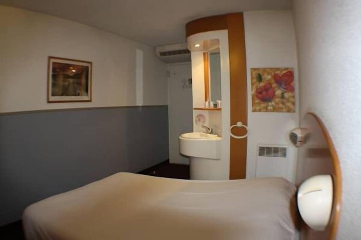 Room 5 of 32