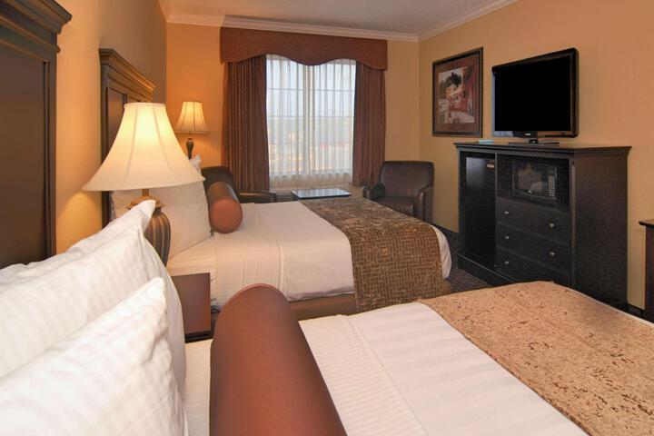 2 Queen Beds Microwave and Refrigerator Work Desk WiFi Full Breakfast (5 of 7)