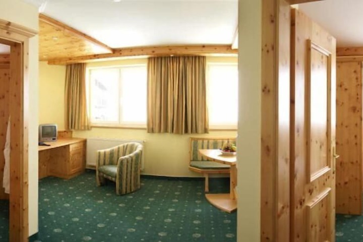 Room 28 of 76