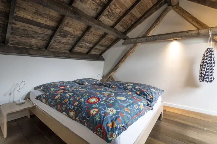 Room 4 of 16