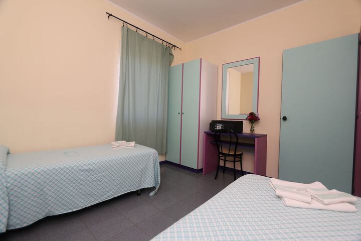 Room 9 of 32