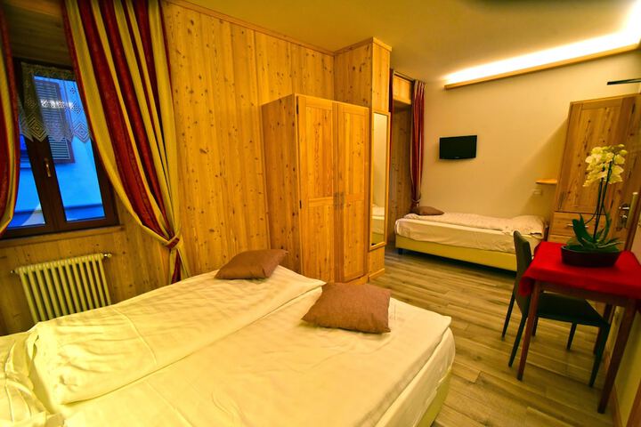 Room 12 of 90