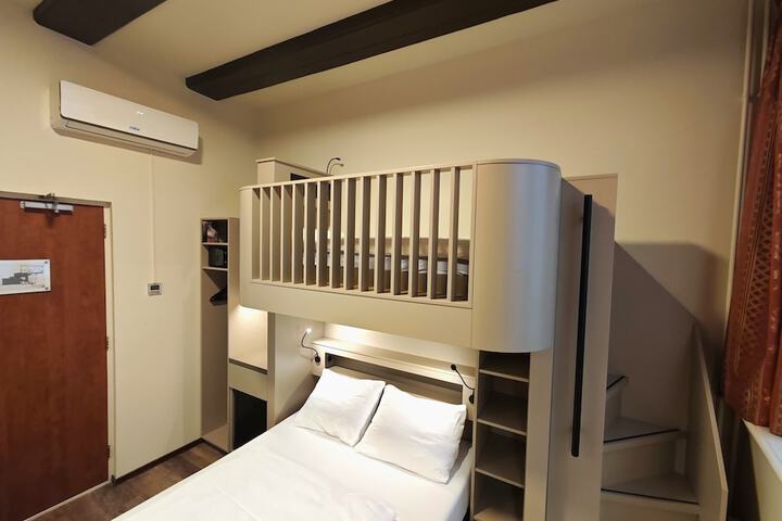 Room 53 of 118