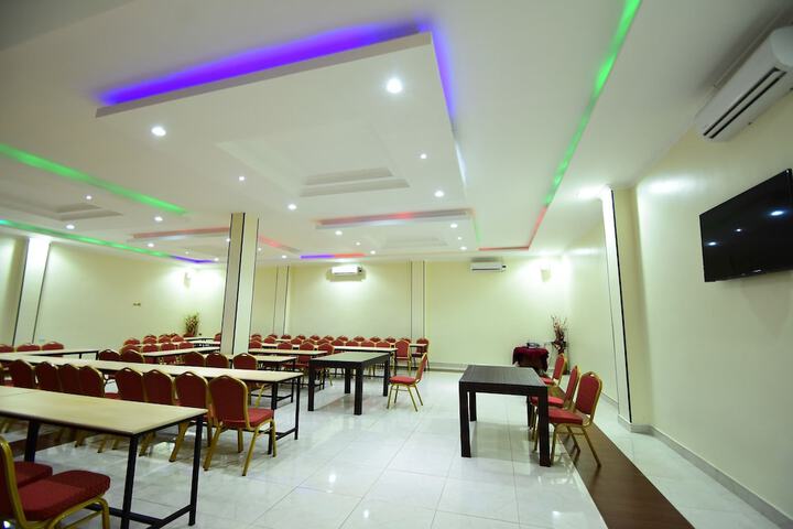 Business Center 27 of 37