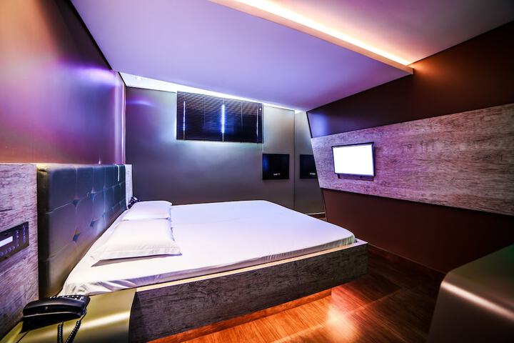 Room 16 of 19