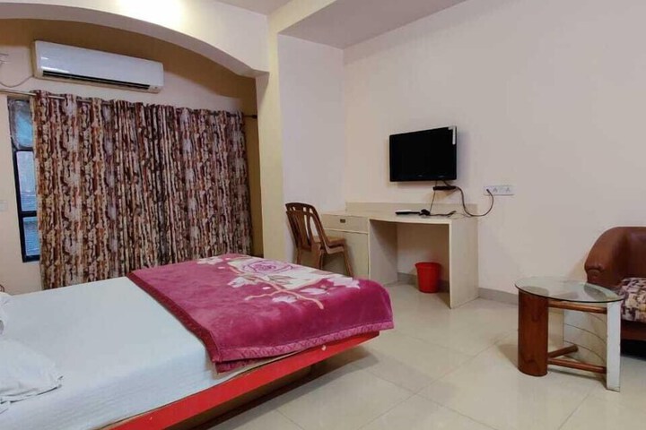 Room 6 of 18