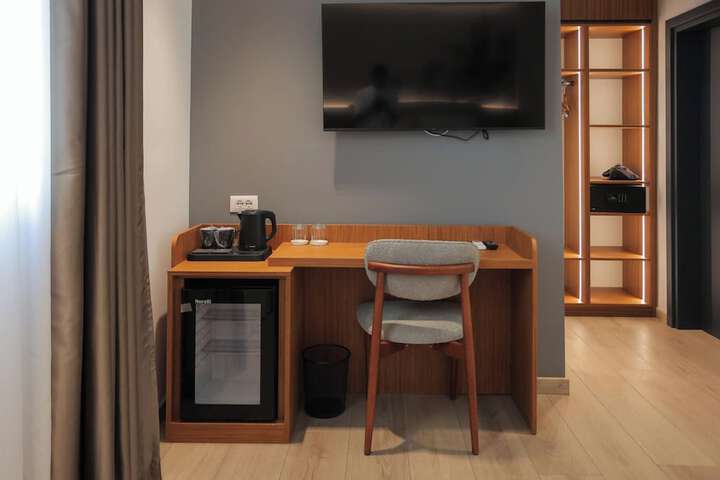 Room 16 of 198