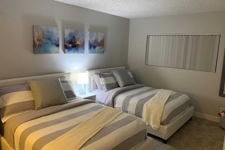 Room 2 of 10