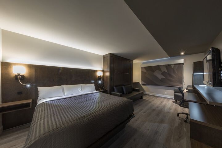Room 33 of 104