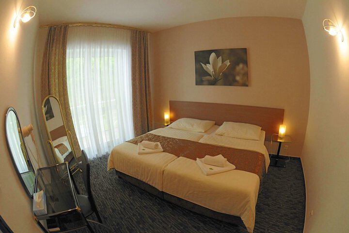 Room 4 of 32