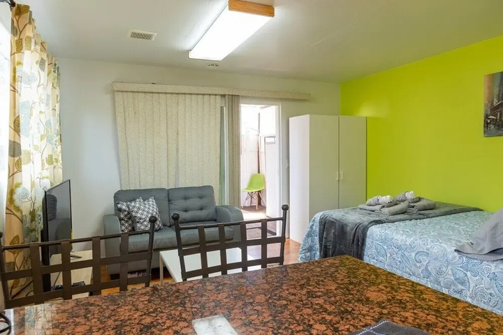 Room 2 of 10