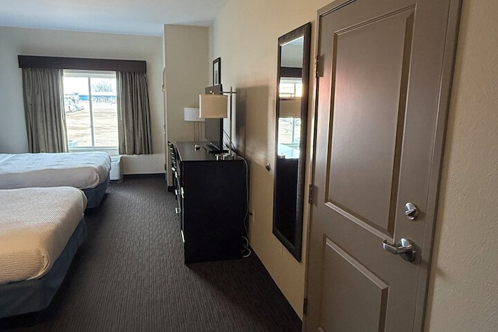 2 Queen Beds (10 of 13)