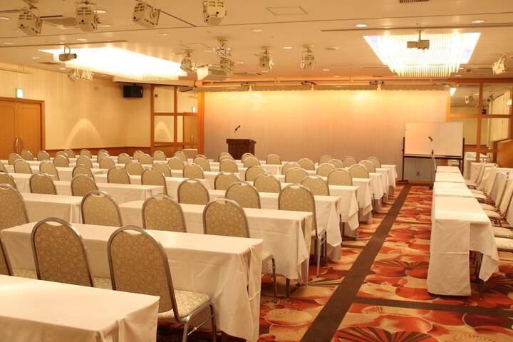 Ballroom/Hall 33 of 39