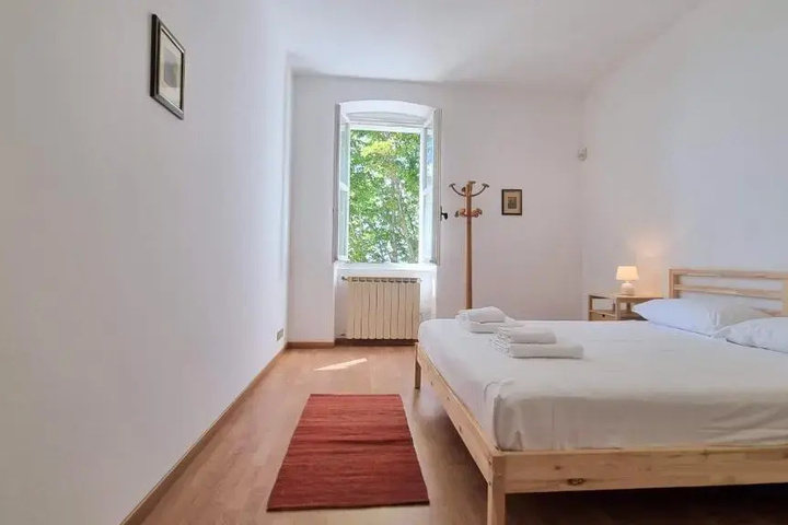 Room 4 of 10