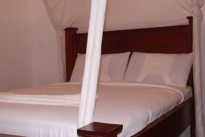 Room 8 of 12
