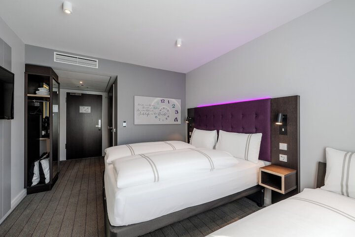 Room 28 of 79