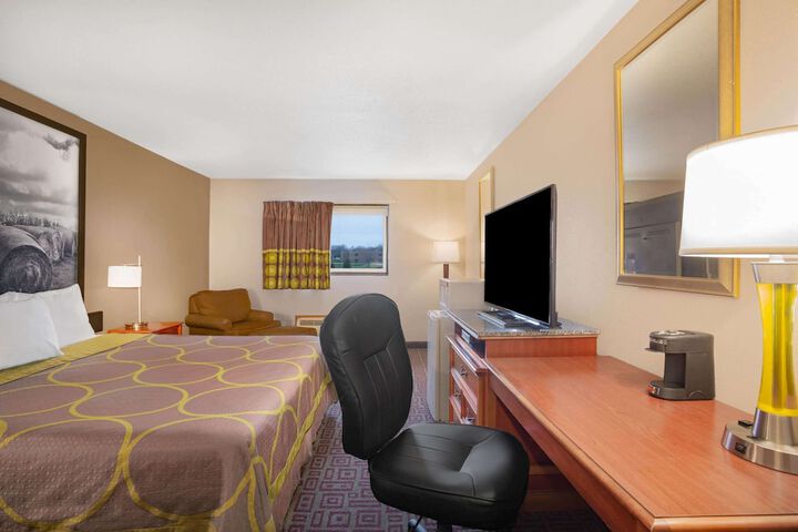 1 Queen Bed (6 of 16)