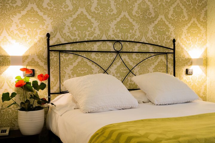 Room 16 of 38