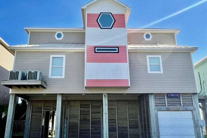Image of 23 Yards To The Sea 6 Bedroom Home by Redawning