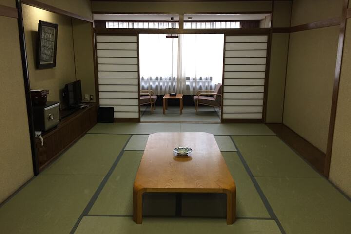 Room 8 of 40