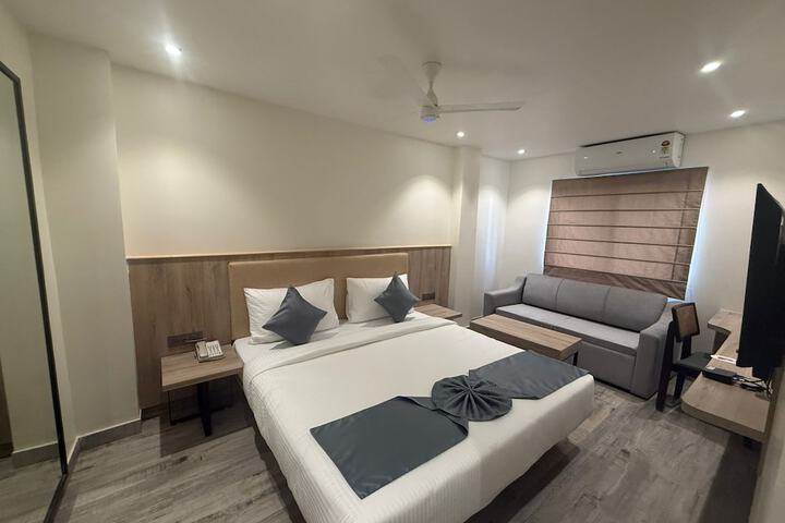 Room 8 of 13