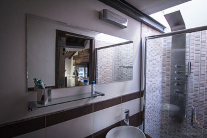 Room 5 of 25